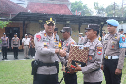 Serahkan Penghargaan dan Reward pada yang Berhak Menerima