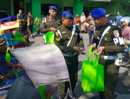 Subdenpom V/4-2 Gresik Gelar Bakti Sosial, Salurkan Sembako untuk Warga Kurang Mampu