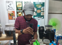 Bermula Hoby Ngopi Kini Sukses Buka Cafe di Tenant Alfamart