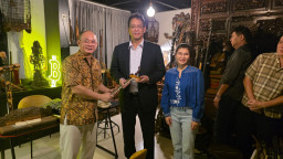 KRA Rivo Cahyono Hibahkan Pusaka Kyai Udan Mas kepada Mekeu Purabaya