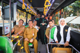 Khofifah Luncurkan Bus Trans Jatim Koridor VII Dukung Konektivitas Antarwilayah di Lamongan
