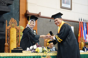 Dari Dunia Teknik ke Politik, Anggota DPR RI  Selesaikan Studi Magister di UWKS