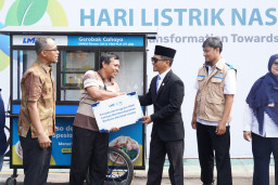 Peringatan HLN ke-80, Yayasan Baitul Maal PLN UIT JBM Berikan Bantuan Usaha Pada Warga Sidoarjo