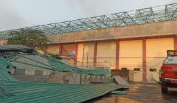 Puluhan Atap Stadion Gelora Penataran Blitar Roboh Diterjang Angin Kencang