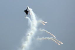 Baca juga : Atraksi Simulasi Pesawat Tempur TNI Lawan Musuh