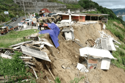 Hujan Deras Picu Longsor di JLS Sine Tulungagung, Dua Warung Amblas ke Jurang