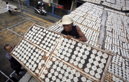 Produsen Kerupuk Trenggalek Sumringah, Cuaca Panas Percepat Penjemuran