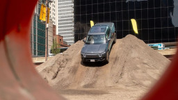 Di era elektrifikasi, Rivian Mantap Tolak Adopsi Apple CarPlay Gegara AI