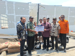 Bareng DPRD, BPBD Jatim Serahkan Bantuan Material Perbaikan Rumah Terdampak Kebakaran di Surabaya