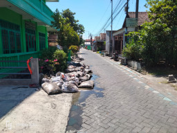 Targetnya 4000 Sak Sedimentasi Terangkat dari Drainase Desa Sumokali 