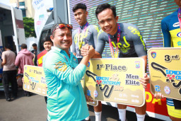 Ditpolairud Polda Jatim Gelar Anjangsana, Bakti Sosial, Semeru Criterium 2025 - Tabur Bunga di Laut