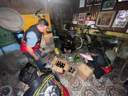 Polres Gresik Gerebek Dua Lokasi Penjualan Miras Ilegal, Puluhan Botol Disita