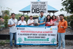 PLN UIT JBM Bagikan Pupuk Kompos Gratis, Dukung Gerakan Go Green di Surabaya
