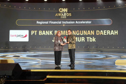 Konsisten Dukung Literasi & Inklusi Keuangan, Bank Jatim Sabet Penghargaan dari CNN Indonesia