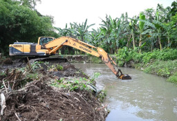Alami Penyempitan Ekstrem, BPBD Banyuwangi Lakukan Normalisasi Sungai Bagong