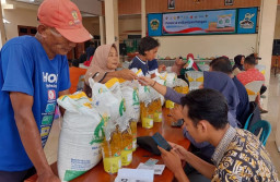 Bulog Bersama Pemkot Madiun Salurkan Banpang Beras ke 8.173 KPM Selama Periode Oktober-November