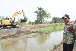 Atasi Luapan Banjir di Pusat Sidoarjo, Bupati Subandi Siagakan Alat Berat 