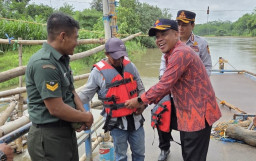 Dishub Kota Kediri Bagikan Jaket Pelampung dan Himbauan Keselamatan untuk Operator Tambangan Jelang Puncak Musim Hujan
