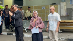 Eks Dirut ASDP Bebas, Lambaikan Tangan ke Kerumunan Wartawan