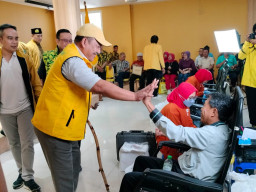 Begini Antusias Masyarakat Ikuti Donor Darah HUT ke-61 Partai Golkar Jatim