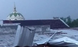 Hujan Disertai Angin Kencang Terjang Rumah hingga Atap Sekolah di Bojonegoro