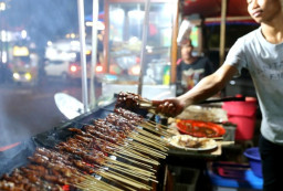 Penjual Sate Ayam di Ponorogo Ngeluh, Harga Kacang Oven Melejit Naik
