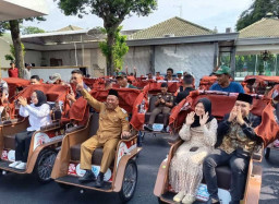 Ratusan Tukang Becak Berusia Lanjut di Jombang Terima Becak Listrik Senilai Rp 22 Juta