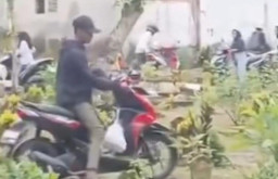 Heboh! Warga Jember Terobos Makam Gegara Tak Diberikan Akses Jalan