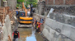 Proyek Normalisasi Kali Gempol Madiun Diduga Abaikan K3, Tanpa Papan Proyek dan Picu Keluhan Warga