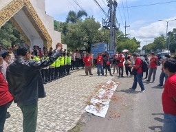 Baca juga : Gaji 7 Bulan Belum Dibayar, Karyawan Umbul Square Geruduk DPRD Madiun