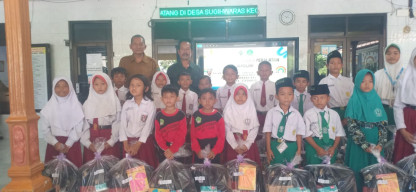 Pemdes Sugihwaras Salurkan Bantuan Pendidikan Siswa Miskin dan Berprestasi