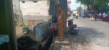 Pemdes Kalipecabean Normalisasi Saluran Air di RW 01 dan RW 02