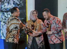 Bupati Gresik Sabet Dua Penghargaan pada Ajang Apresiasi Kinerja Pemerintahan Daerah 2025