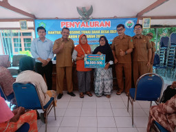 Jelang Akhir Tahun, Pemdes Kedungsugo Salurkan BLT DD ke 28 KPM