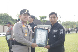 Gelar Apel Jam Pimpinan, Kapolres Blitar Beri Penghargaan  Anggotanya yang Berprestasi