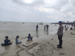 Baca juga : Libur Nataru, Satpolair Polres Gresik Perketat Pengamanan di Pantai Dalegan
