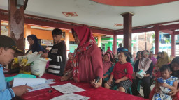 Ratusan Warga Sumokembangsri Terima Bansos Beras dan Minyak Goreng