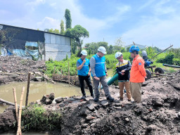 Kolaborasi dengan Dinas PU Sidoarjo, PLN Amankan SKTT Terdampak Rehabilitasi Jembatan Banjarsari