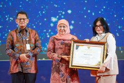 Gubernur Khofifah Serahkan Penghargaan Pelayanan Publik 2025, Tegaskan Komitmen ASN Berintegritas