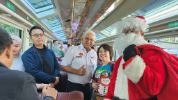 KAI Wisata dan KAI Commuter Berbagi Merchandise Natal di Stasiun Surabaya Gubeng