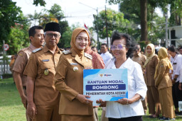 Mbak Wali Serahkan Bantuan Modal Gerobak dan Bantuan Sosial kepada PKL Terdampak Relokasi Jalan Joyoboyo dan Patiunus