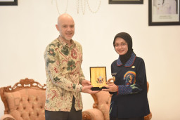 Baca juga : Mbak Wali Terima Audiensi Konsul Jenderal Amerika Serikat, Buka Peluang Kerja Sama Pendidikan dan Budaya