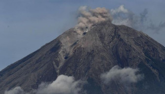 Kembali Erupsi, Gunung Semeru Semburkan Abu Vulkanik hingga 1.100 Meter