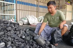 Berkah Pergantian Tahun Baru, Penjualan Arang di Pasuruan Naik Dua Kali Lipat