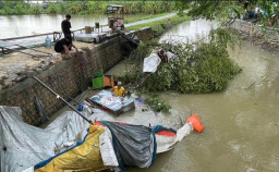 Puluhan Warung di Lamongan Ambruk dan Hanyut Diterjang Hujan Angin