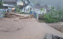 Ratusan KK di Tiris Terisolir Imbas 3 Jembatan Diterjang Banjir dan Ambruk