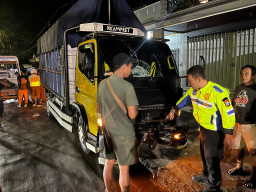 Motor Adu Banteng dengan Truk di Blitar, 1 Tewas dan 3 Luka-luka