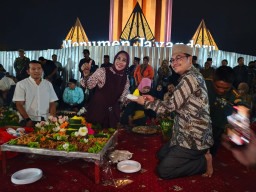 Membludak, Ribuan Warga Sidoarjo Ikuti Makan Bareng Wabup Mimik Idayana di Monumen Jayandaru Alun-alun
