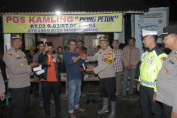 Tingkatkan Keamanan dan Komunikasi, Polres Blitar Bagikan Sarana Kontak HT di Beberapa Pos Kamling