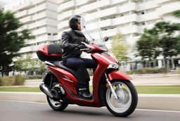 Diproduksi Terbatas, Honda SH150i Sport Edition 2026 Makin Nyentrik Berwarna Merah Doff